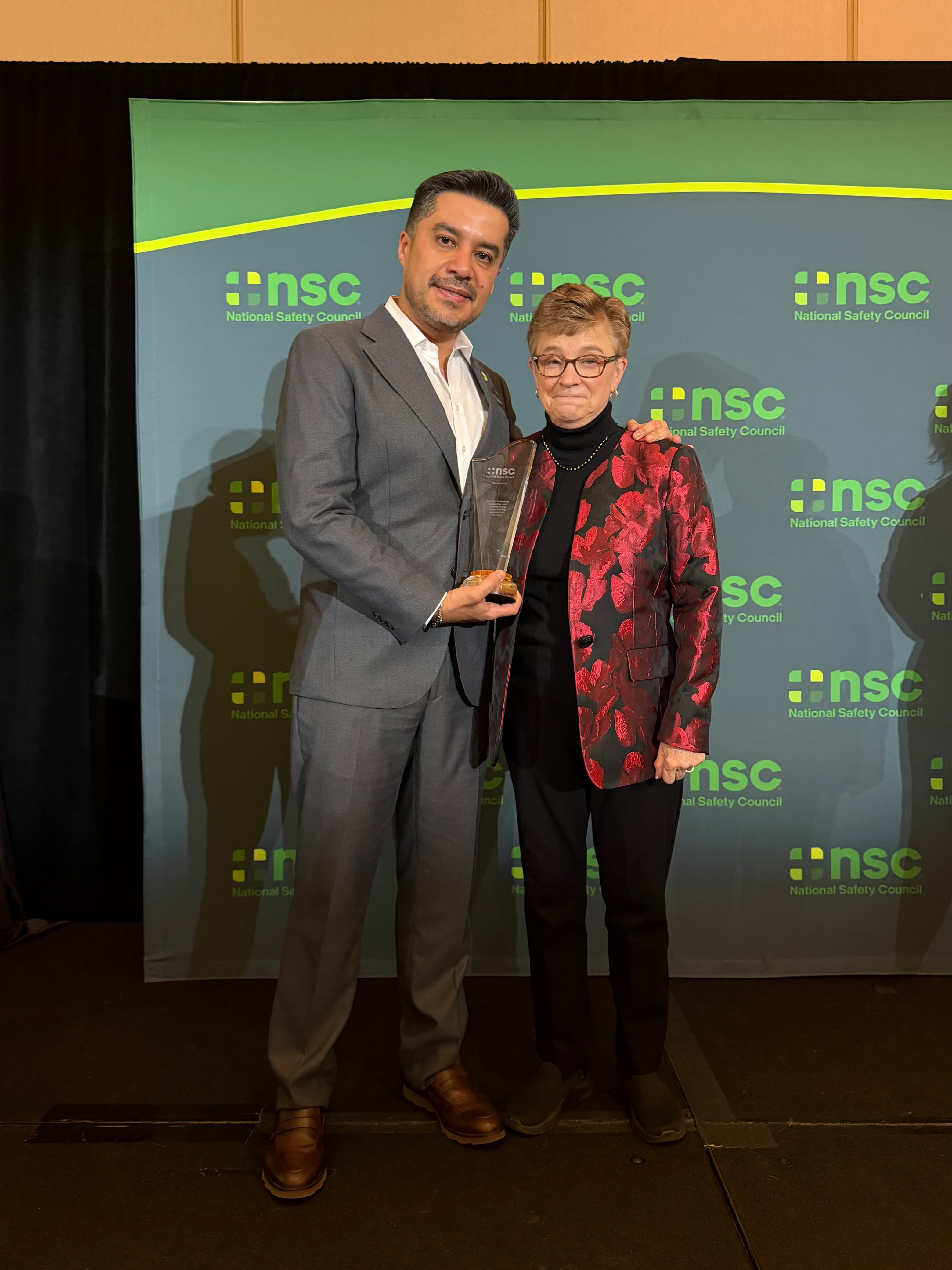 Juan Camilo Benavides Rojas junto a la CEO del National Safety Council
